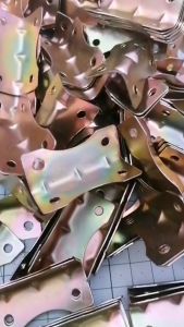 เหล็กฉากเข้ามุมไม้ เหล็กฉากยึดมุมไม้ ฉากเหล็กชุบซิ้งค์สีรุ้งและชุบซิ้งค์ขาว ฉากเหล็กเข้ามุมเฟอร์นิเจอร์ต่าง ๆ งานติดตั้ง DIY พร้อมส่งทันที