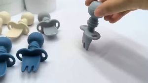 ช้อนป้อนอาหารเด็ก ช้อนฝึกจับเด็ก ฝึกทานอาหารเด็ก ส้อมอาหารเสริมซิลิโคนเด็ก เหมาะสำหรับเด็ก 3 เดือนขึ้นไปG3028