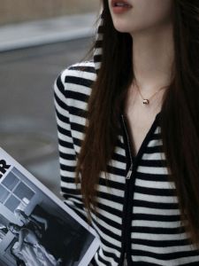 เสื้อถักคอวีผ้าขนสัตว์เนื้อบางสองซิปสำหรับผู้หญิง ทรงสลิมฟิต เสื้อสเวตเตอร์ลายทาง แขนยาว สีพื้น ดีไซน์เรียบง่าย