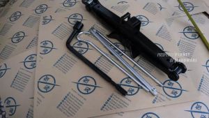 Dongkrak Mobil 2 Ton, Kunci Roda 21mm, dan Putaran Dongkrak