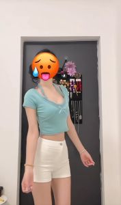 เสื้อยืดแขนสั้นผู้หญิง ทรงครอป คอวี สีพื้น รอบอก แขนและชายเสื้อ แต่งผ้าลูกไม้ มีสายคล้องคอ ผ้าโพลิเอสเตอร์ ยืดหยุ่นดี เสื้อครอป #103