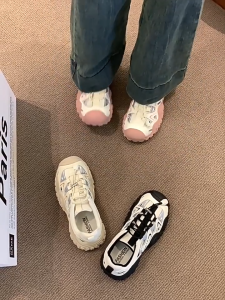 รองเท้ากีฬาเดินป่าสำหรับผู้หญิง แบบระบายอากาศดีไซน์โพรง พื้นหนา รองเท้าสบายๆ ฤดูร้อน สไตล์ใหม่ รองเท้าพ่อ