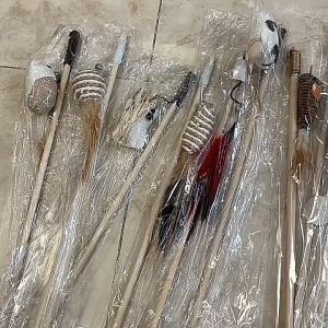 its 🛒 Cat Teaser ไม้ล่อแมวเชือกสาน ของเล่นสัตว์เลี้ยง ไม้ตกแมว ของเล่นแมว ไม้แมวมีกระดิ่ง ตุ๊กตา (คละสี)