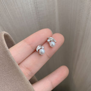 French Micro-Paved Pearl Earrings Womens New Luxury Simple Elegant Fashionable Versatile Ear Jewelry Alloy Engraving