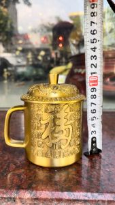 Cốc nước có nắp bằng đồng chữ Phúc hoa văn rồng phượng cao 11cm đk miệng 8cm nặng 0.6kg