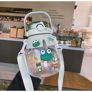 ขวดน้ำสำหรับเด็กแบบใส ขวดน้ำขนาด 1300 ml แถมฟรีสติ๊กเกอร์ 3D‼️ ขวดน้ำสำหรับพกพา สุดน่ารัก พร้อมสายคล้องคอ