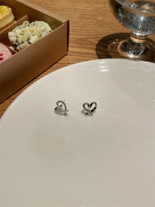 ต่างหูนอนรูปหัวใจทันสมัยสําหรับผู้หญิงโลหะผสมชุบเงินและทองสไตล์ญี่ปุ่นและเกาหลีใต้