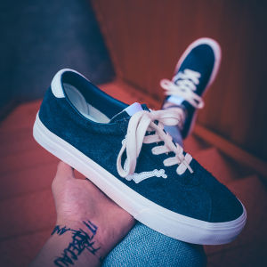 Deep Blue Long Pile V-Neck Low-Top Skate Shoes American Retro Casual Slip-On for Couples Fashionable Street Photography