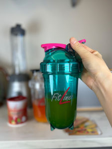 แก้วผสมเครื่องดื่มแบบโยกได้พร้อมขีดจำกัด แก้วน้ำกีฬาแบบคริสตัล แก้วน้ำทรงพัดลม แก้วน้ำทรงแบน แก้วน้ำแบบมีมือจับ