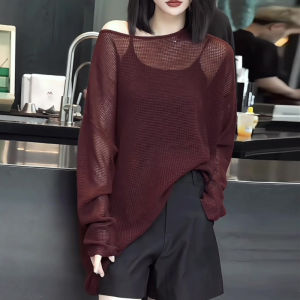 UYFY | เสื้อไหมพรมคอกลมลายเปิดสีไวน์แดง