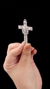 5Pcs Carved Face Of Christ Portrait Charms Holy Heart Crucifix Jesus Cross Pendants for DIY Accessories DOMINI BENEDICTUM