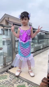 Váy nàng tiên cá trẻ em màu tím xanh dương với họa tiết vảy cá và phụ kiện tóc