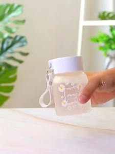 Bình nước thuỷ tinh hoa cúc trắng có quai xách 300ml