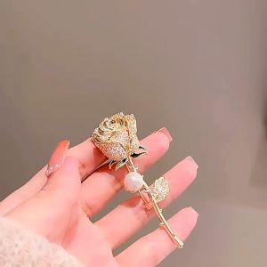 Ganten🍎Bros berlian mawar bros pakaian sederhana dan elegan aksesoris bahan paduan berlian imitasi COD