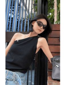 เสื้อกั๊กถักสีดำแบบไหล่เดียวสไตล์อเมริกันสำหรับผู้หญิงในช่วงฤดูร้อน เสื้อกล้ามแขนกุดแบบไม่มีสายรัด เสื้อผ้าทำงานสไตล์อื่นๆ