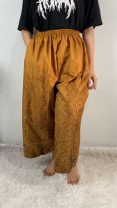 กางเกงลายท้องทะเล/ ต้นไม้ ผืน มีหลายสี ผ้าไหมพิมพ์ลาย ไม่มัน ไม่ลืน ไม่ลงแป้ง ผ้าคอตตอน กว้าง 2 มม เมตร