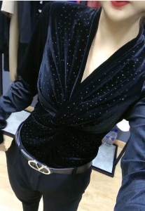 เสื้อเชิ้ตคอวีผ้ากำมะหยี่สุดหรูสำหรับผู้หญิง แขนยาว ทรงสลิมฟิต ทรงเข้ารูป ดีไซน์ใหม่ ฤดูใบไม้ผลิ 2020 เสื้อเชิ้ตผู้หญิง