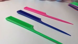 Lược chải tóc rẽ ngôi tạo kiểu tóc đuôi nhọn Korea - Màu ngẫu nhiên