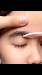 Curved Eyebrow Trimmer Eyebrow Scissors With Comb Stainless Steel Eyebrow Razor Hair Scissors Brow Trimmer Set Make Up Tool