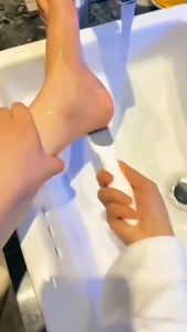 Dụng Cụ Nhám Chà Gót Chân Giúp Tẩy Tế Bào Chết Tiện Lợi