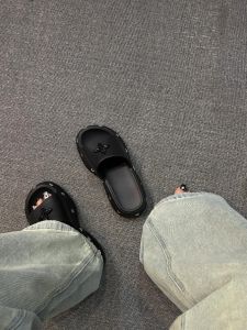 รองเท้าแตะพื้นหนาสีดำสำหรับผู้หญิงในช่วงฤดูร้อน รองเท้าแตะชายหาดกันลื่น สวมใส่สบาย รองเท้าแตะ EVA สวมใส่สบายสำหรับกลางแจ้ง