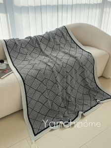 ผ้าห่มถักลายเรขาคณิตสีดำขาว ผ้าห่มโซ่สำหรับพักผ่อนหลังเลี้ยงลูก ผ้าห่มแบบพกพา ผ้าห่มเก๋ไก๋สไตล์ย้อนยุค ผ้าห่มสำหรับโซฟา ผ้าห่มสำหรับนอนเพียงคนเดียว