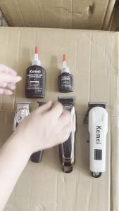 Kemei | Dầu Bôi Trơn Chuyên Nghiệp Kemei 55/30ml Dùng Để Bảo Dưỡng Lưỡi Cắt Tóc Giảm Tiếng Ồn Ngăn Ngừa Gỉ Sét Kéo Dài Tuổi Thọ.