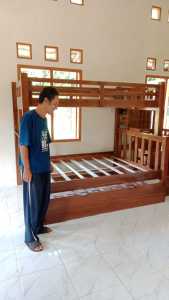 tempat tidur tingkat kayu tangga samping