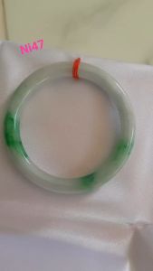 💦💗💦Vòng Cẩm Thạch tự nhiên đẹp Tr Lý Sao 47mm x chột 65mm màu trắng sữa điểm xanh lý đậm bóng mượt đẹp xinh sang tay lắm nữ tay nhỏ 30kg - 47kg có 1850k ạ