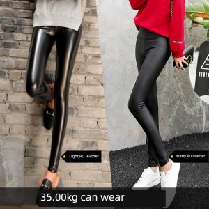 กางเกงยีนส์ทรงเข้ารูปหนาสำหรับผู้หญิงในฤดูใบไม้ร่วงและฤดูหนาว กางเกงขายาวแบบสวมใส่สบาย ไร้ตะเข็บ พื้นผิว PU กางเกงหนังสีเงา ความยาวปกติ