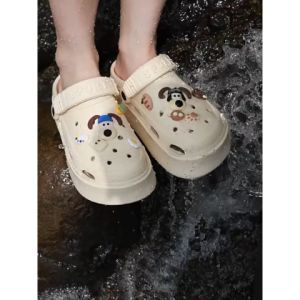 YaKo สินค้า Best seller พื้นนิ่ม ระบายอากาศได้ดี ป้องกันการลื่น เหมาะกับเดินชายหาด มาพร้อมตัวตัวการ์ตูนติดแบบใหม่แถมไปให้แบบฟรีๆ กดสั่งเลยได้มีของพร้อมส่ง