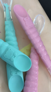 ช้อนซิลิโคน 2in1 ป้อนข้าวและขูดผลไม้ ช้อนซิลิโคนฟู้ดเกรด 2in1 เพื่อลูกน้อย ช้อนเด็ก 2in1 ด้ามเดียวครบจบ