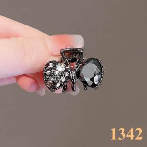 (Ready Stock 现货🇲🇾) Korean Style Imitation Rhinestone Obsidian Bowknot and Leaf Small Size Fringe Hair Claw Hair Clip 韩版仿水钻黑曜石蝴蝶结和叶子款刘海小抓夹发夹