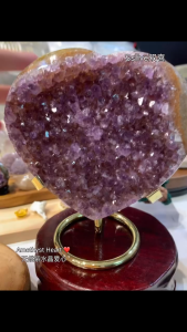 Natural Amethyst Heart Each piece sparkles with its own unique 天然紫水晶爱心 每一颗都拥有独一无二的晶花闪耀,