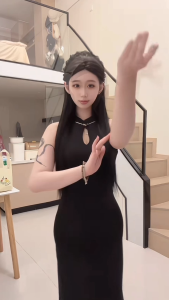 เดรสกี่เพ้ายาว สีแดง คอกุญแจ แต่งเข็มกลัดโลหะที่คอ กระโปรงทรงตรง ผ่าข้าง เข้ารูป Dress ชุดตรุษจีน #8005