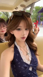 Jenny พร้อมส่ง🦄🫐เสื้อคล้องคอผู้หญิง แต่งลูกไม้ พิมพ์ลายดอกไม้ เปิดหลัง เสื้อครอปทรงเข้ารูป ดีไซน์จับจีบ สไตล์แฟชั่นเกาหลี