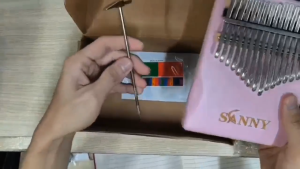 Đàn Kalimba DK01 Màu Hồng 17 Phím Kiểu Dáng Tiện Dụng Siêu Rẻ Âm Hay Tặng Kèm Phụ Kiện Đầy Đủ Chất Liệu Thép Các Bon Gỗ