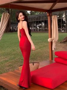 ชุดเดรสยาวคลุมเข่าแขนกุดสีแดง ทรงเข้ารูป เดรสยาวคลุมเข่าสำหรับผู้หญิง ฤดูใบไม้ผลิ 2024 เดรสแฟชั่นผู้หญิง