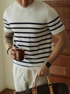 เสื้อยืดแขนสั้นผู้ชาย น้ำหนักเบา ผ้าถัก ระบายอากาศได้ดี ใส่สบาย ลำลอง ลายทาง ดีไซน์ ฤดูร้อน สไตล์ใหม่ หลากหลาย Basic Fit