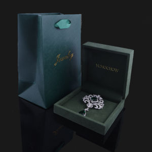 Elegant Green Crystal Hollow out Retro Court Style Brooch Pin for Women Luxury Feel Coat Flower Pin Gift Alloy Plated Silver Gold