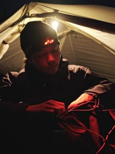 Naturehike 2024 น้ำหนักเบาไฟฉายคาดศีรษะ ไฟ ไฟหน้าแบบพกพา Ultra Bright ตกปลากันน้ำเครื่องประดับศีรษะกลางแจ้ง