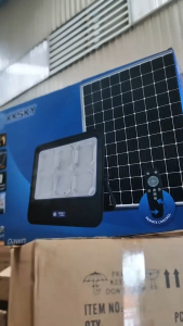 KKSKY ไฟโซล่าเซลล์ โคมไฟโซล่าเซลล์ 300W 500W 1000W solar light แสงสีขาว กันน้ำ IP68 รีโมทคอนโทรล โซล่าเซลล์ รับประกันความสว่างนาน 10-15 ชั่วโมง