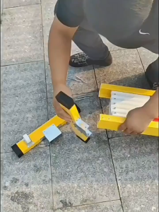 แผงกั้นไฟเบอร์ยืดหดได้ แผงกั้นจราจร วัสดุฉนวน ยืดไสลด์และพกพาได้ ใช้สำหรับกั้นเข แผงกั้น(1.2*2.5M)