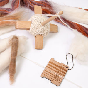 แกนหมุนไม้ตุรกีรูปกากบาทที่ถอดออกได้ - ชุดเส้นด้ายปั่นด้วยมือพร้อมขนสัตว์ 50 กรัมและเกจวัดเส้นด้าย