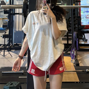 BINKAFENNY | กางเกงขาสั้นลายทางสีแดงสไตล์อเมริกันย้อนยุคสำหรับผู้หญิง กางเกงขายาวทรงตรงเอวกลาง ฤดูร้อน 2025 แบรนด์ Binkafenny