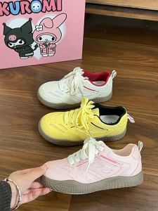 2025 รองเท้าลำลองผู้หญิงสไตล์วิทยาลัยเกาหลีใหม่ รองเท้ากีฬาแบบหุ้มข้อต่ำ