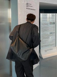 Nin Messenger Bag Mens and Womens Large Capacity Retro Shoulder Bag New Arrival Easiest for Match Stylish Niche Style Ins Classy Bag Street Shot