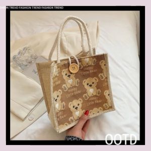 LHMoonlight คอลเลคชั่นใหม่ กระเป๋าถือแฟชั่นผู้หญิง มีถึง 3 สีให้เลือกด้วยกัน รุ่นนี้บอกเลยว่างานน่ารักคาวาอี้คาวาใจสุดๆ สกรีนลายน้องหมีสุดน่ารัก ทรงถุงอย่างเก๋ น่ารักขนาดนี้จัดไว้ซักใบด่วนได้เลย