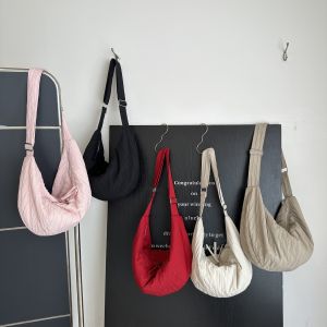 กระเป๋าทรงขนมจีนทรงสี่เหลี่ยมแนวตั้งพับได้เรียบง่าย กระเป๋าสะพายไหล่ข้างเดียวแบบลำลองสำหรับฤดูร้อนปี 2024 กระเป๋าทรงกลมขนาดกลาง