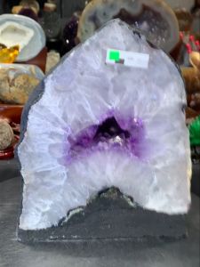 mini amethyst geode crystal cave 五行金🔄💯天然紫晶洞 洁白厚实白水晶🧲 紫水晶光泽透亮👍 薄皮蚕丝玛瑙+钛晶边 (如定制实木底另加RM60⬅️优惠价) 高height: 23cm 宽width: 19.5x15cm 洞深hole: 4cm 重weight: 8.28kg #jb新山